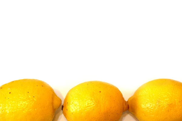 Tre Saftiga Färska Citroner Vit Bakgrund Med Ledigt Utrymme För — Stockfoto