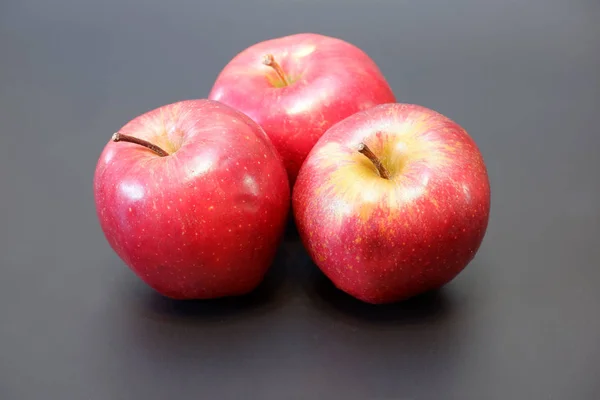 Trzy Soczyste Dojrzałe Jabłka Grupie Ciemnym Szarym Tle Bliska Widok — Zdjęcie stockowe