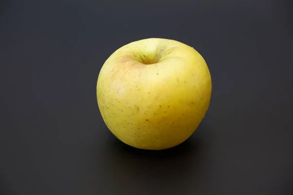Single Smaczne Soczyste Jabłko Cieniem Ciemnym Szarym Tle Zbliżenie Widok — Zdjęcie stockowe