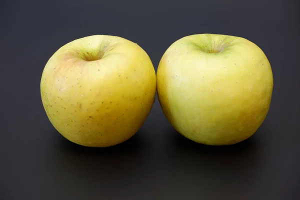 Dwa Złote Świeże Soczyste Jabłka Cienia Ciemnym Szarym Tle Matowe — Zdjęcie stockowe