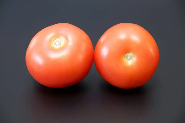 Dos Jugosos Tomates Rojos Maduros Sobre Fondo Gris Oscuro Cerca — Foto de Stock