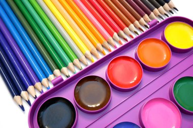 Beyaz arka plan üzerinde plastik kutu renkli kalem ve suluboya setleri görünümü kapatın