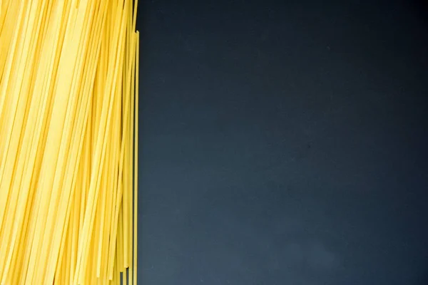Spaghetti Ciemnym Szarym Tle Wolnym Miejscem Niestandardowy Tekst — Zdjęcie stockowe