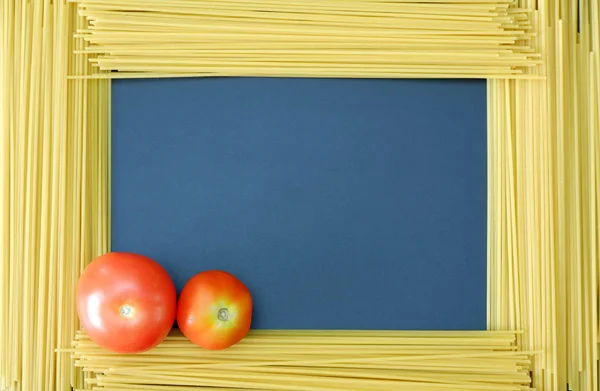 Moldura Espaguete Com Dois Tomates Vermelhos Canto Fundo Azul Escuro — Fotografia de Stock