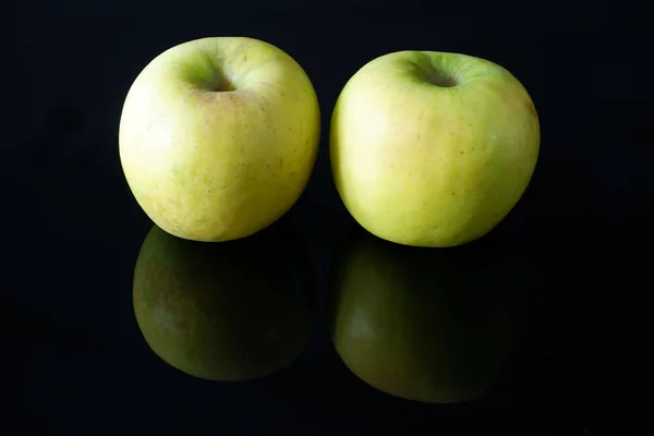 Two Ripe Juicy Yellow Apples Black Glossy Background Reflection — Stock Photo, Image