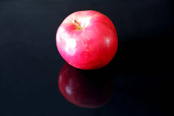 Einzelne Frische Saftige Rote Apfel Auf Schwarzem Hochglanzhintergrund Mit Reflexion — Stockfoto