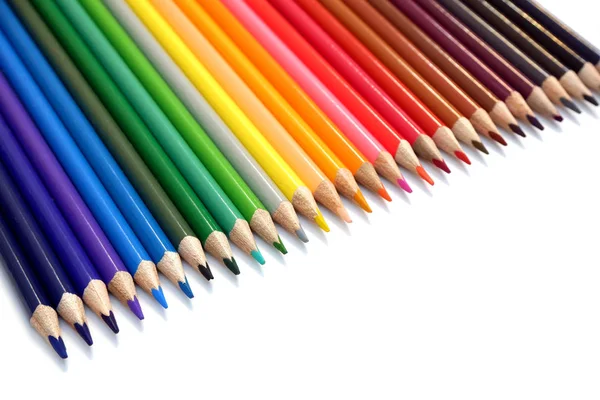 Regenbogen aus einer Reihe von Buntstiften auf weißem Hintergrund Nahaufnahme — Stockfoto