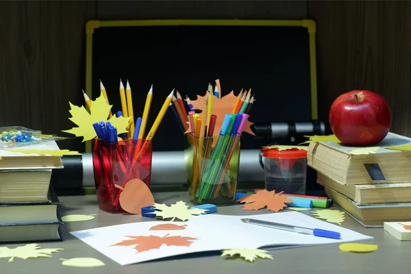 Вернуться к школьной концепции с пустой тетрадью для домашнего задания, ручкой, канцелярскими принадлежностями и учебниками на коричневом деревянном столе, избирательный фокус — стоковое фото
