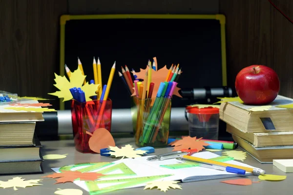 Concetto di ritorno a scuola con quaderno a scacchi vuoto per compiti a casa, penna, pensil, bussola, righello, set squares, goniometro, forniture fisse e libri scolastici con mela, messa a fuoco selettiva — Foto Stock