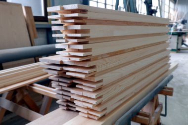 Doğranmış mortise ve tenon eklemleri ile çam yapıştırılmış kirişahşap pencereler parçaları.