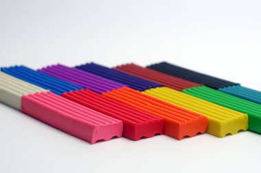 Beyaz arka plan üzerinde plastik çubukları çok renkli seti. 