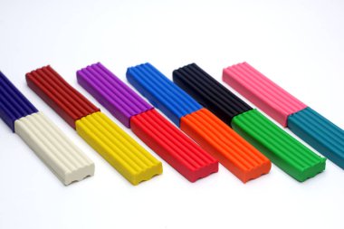 Beyaz arka plan üzerinde plastik çubukları çok renkli seti. 