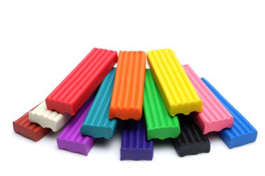 Beyaz arka plan üzerinde parlak çok renkli plastik çubuklar.