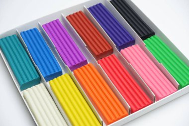 Karton kutuda çok renkli plastik çubuklar.