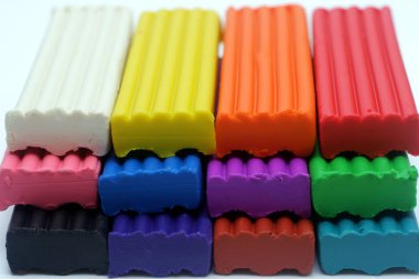 Beyaz arka plan closeup görünümünde çok renkli plastik çubuklar kümesi.