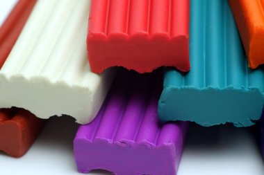 Kahverengi. beyaz, menekşe, kırmızı ve mavi polimer kil çubuklar makro görünüm