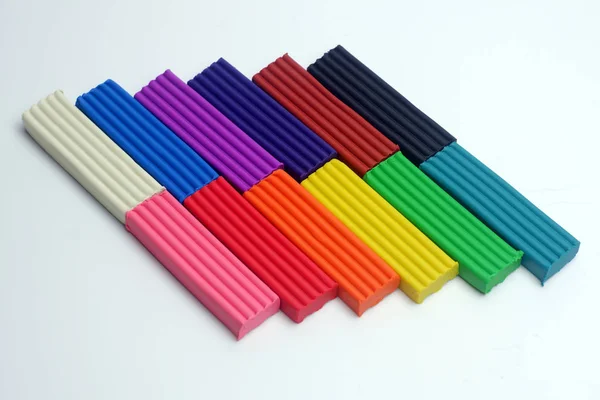 Різнокольорові пластикові палички на білому тлі . — стокове фото