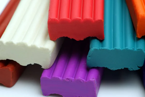 Braun. weiße, violette, rote und blaue Fimo-Sticks Makroansicht — Stockfoto