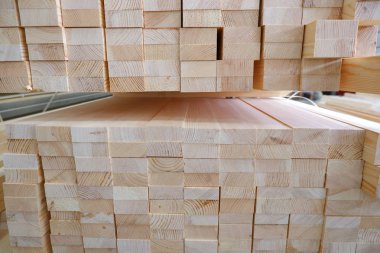 İki katmanlı ahşap yapıştırıcılı ahşap kirişlerin çam parmaklı eklem yapışık tahtalarının son görüntüsü