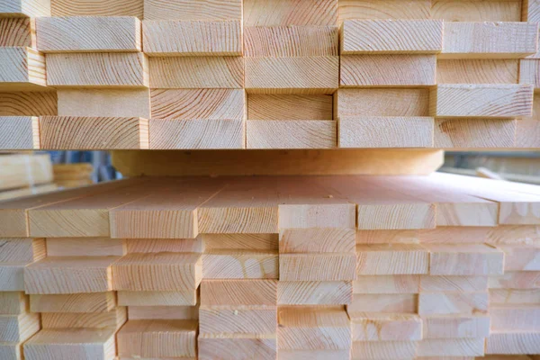 Vista final de la pila de vigas de madera laminadas pegadas de madera de tres capas de tableros empalmados de juntas de dedo de pino — Foto de Stock