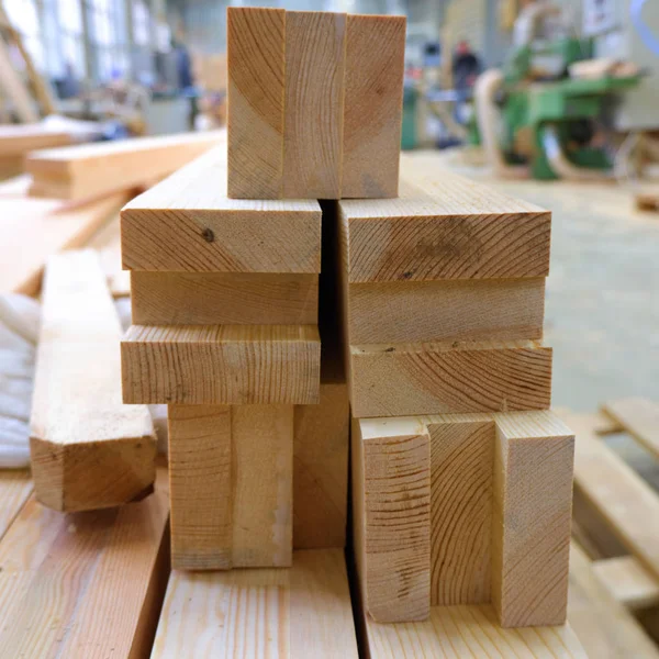 Vista desde la culata de la pila de vigas de madera laminadas pegadas de madera de tres capas de tableros empalmados de juntas de dedos de pino — Foto de Stock