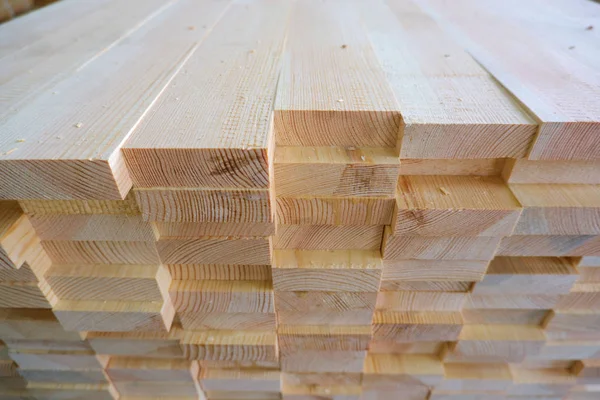 Vista superior de la pila de vigas de madera laminadas pegadas de madera de tres capas de tableros empalmados de juntas de dedos de pino — Foto de Stock
