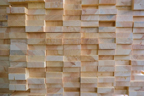 Vista final de la pila de vigas de madera laminadas pegadas de madera de tres capas de tableros empalmados de juntas de dedo de pino — Foto de Stock