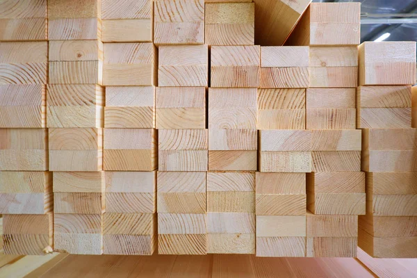 Vista final de la pila de vigas de madera laminadas pegadas de madera de dos capas de tableros empalmados de juntas de dedos de pino — Foto de Stock