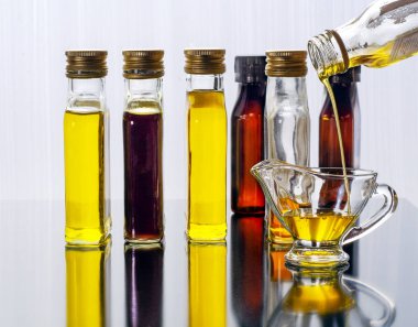 Bitkisel yağ şişeden tabak içine dökülür
