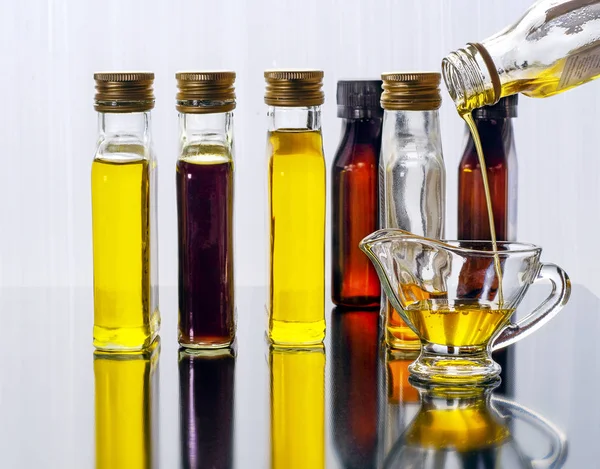 L'olio vegetale viene versato dalla bottiglia nella salsiera. — Foto Stock