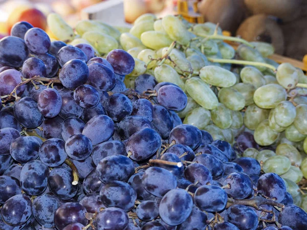 Uvas diferentes no balcão — Fotografia de Stock