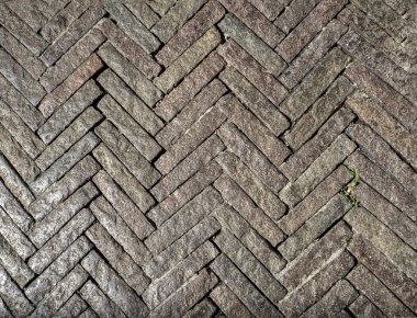 Kaldırım eski ortaçağ taşları ile döşenmiştir