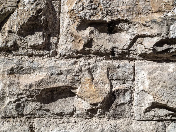 Каменная стена с выбоинами — стоковое фото