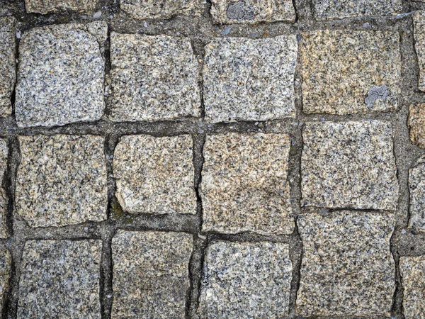 Каменный тротуар вымощен грубо обработанным серым мрамором — стоковое фото