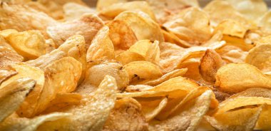 Altın lezzetli cips yüzeye serilmiş