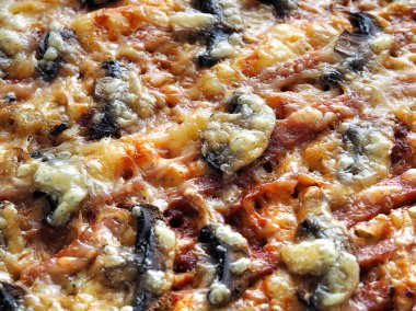  Et, mantar, peynir ve sos ile iştah açıcı pizza