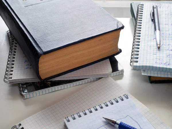 Mesa Estão Livros Antigos Cadernos Com Notas Canetas Estudo Resumo — Fotografia de Stock