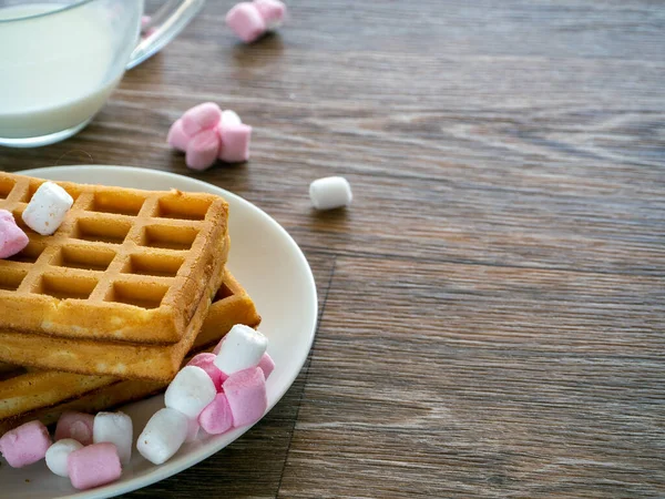 Latar Belakang Dengan Kue Permen Segelas Susu Dan Ruang Untuk — Stok Foto