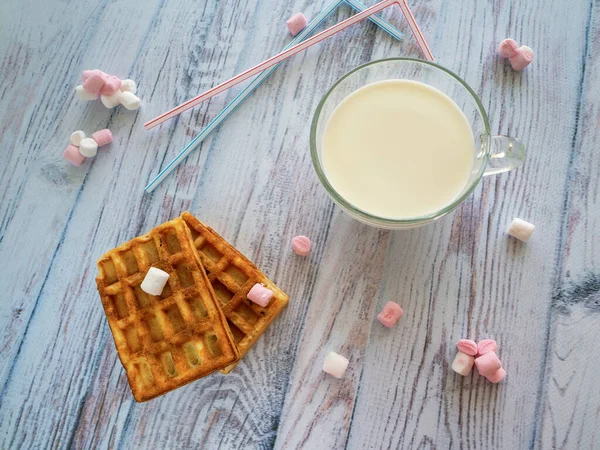 Sarapan Untuk Anak Dengan Susu Kue Dan Permen Pada Permukaan — Stok Foto