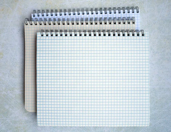 Três Cadernos Encadernação Espiral Estão Empilhados Eles Estão Abertos Você — Fotografia de Stock