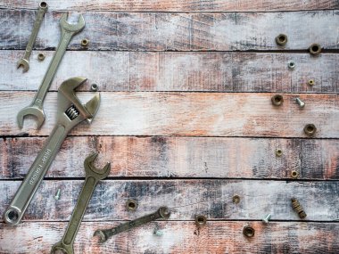 Anahtarlar ve bağlayıcılar ahşap arka planda bulunuyor. Metin için boş alan. İş, endüstri, dükkanlar için araçlara sahip arka plan.
