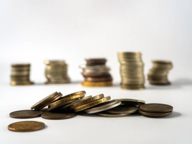 Toptan bakır ve gümüş sikkeler ve beyaz arka planda yığınlar. Metin için temiz alanı olan para arkaplanı.