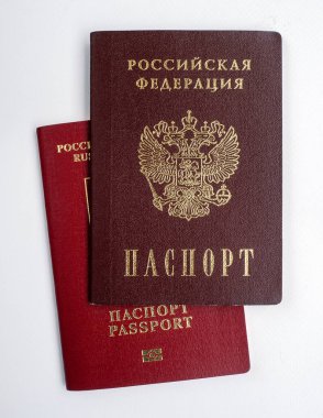 Rusya Federasyonu 'nun iki pasaportu beyaz arka planda izole edildi. Yurt dışında ve yurt dışında seyahat için pasaport. Kimlik kartlı arkaplan