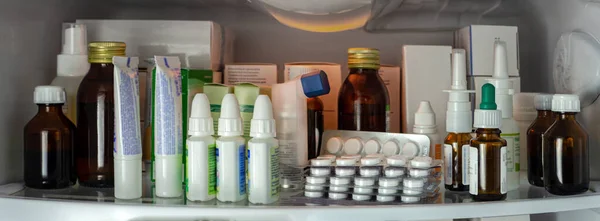 Buzdolabının rafında ilaçlar var. Tentür, tablet, merhem, jel ve diğer ilaçlar düzgünce düzenlenmiştir. Eczaneler, klinikler, hastaneler, işletmeler için tıbbi eğitim