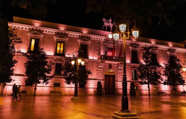 Granada Şehrinin ışıklı cephesi