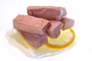 Limon dilimli ve beyaz arkaplanlı beş fileto gül ton balığı.