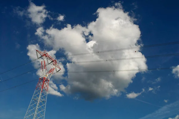 White Red Colored Electricity Pylon Blue Sky White Clouds View — Stock Photo, Image