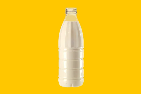 Bouteille Lait Plastique Sur Fond Jaune — Photo