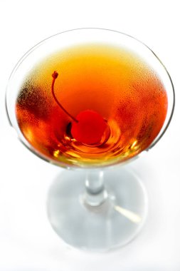 Manhattan kokteyli martini bardağında ve konyaklı kirazlı. Yakın çekim.