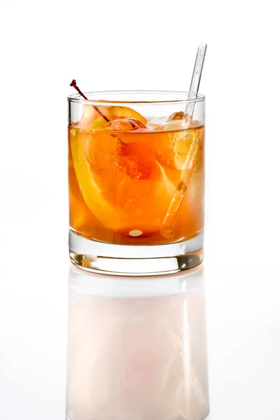 Old Fashioned Cocktail Bicchiere Con Una Fetta Arancia Ciliegia Ghiaccio — Foto Stock